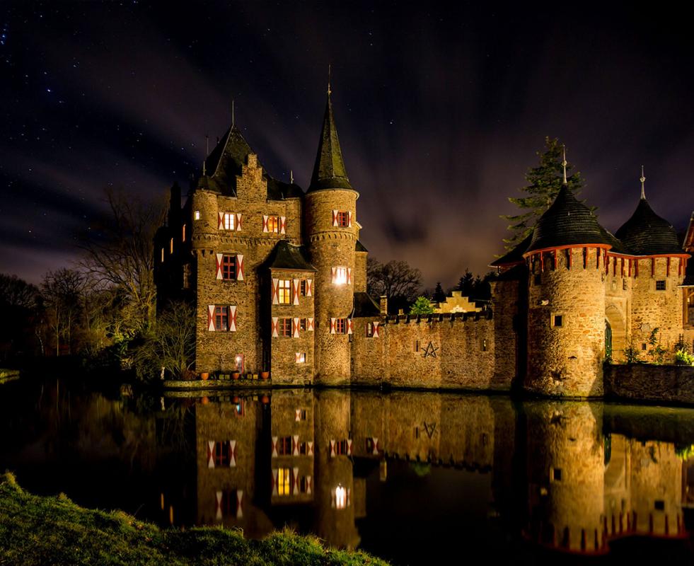 Kasteel Burg Satzvey in het donker Duitsland