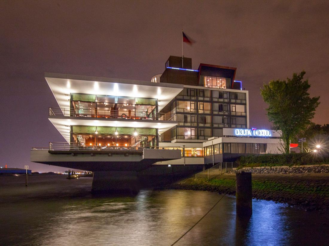 Weekendjeweg Vlaardingen Hotel Vooraanzicht Snachts