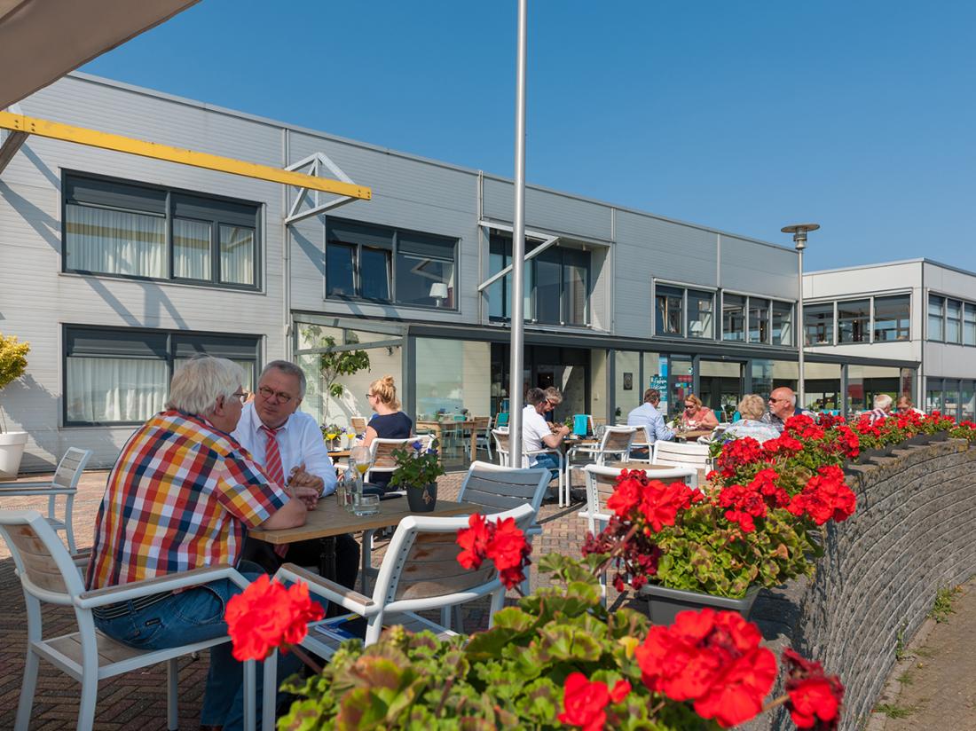 Hotel De Boegschroef Delfzijl Weekendjeweg Terras Zomer