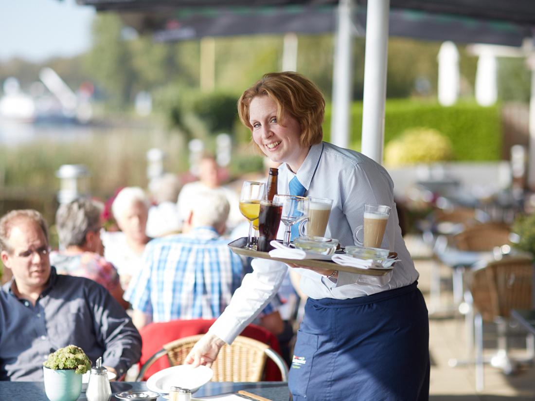 Hotel Restaurant Zwartewater IJsselmeer Terras Bediening