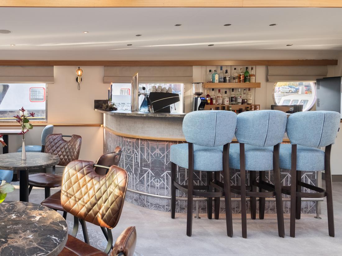 hotelboat merlijn hotelkamer bar