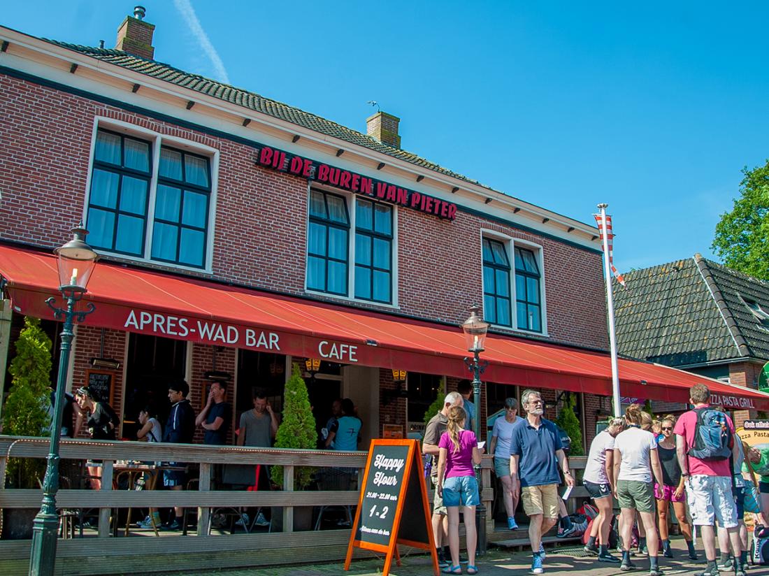 Hotelaanbieding Waddengenot Groningen Pieterburen cafe