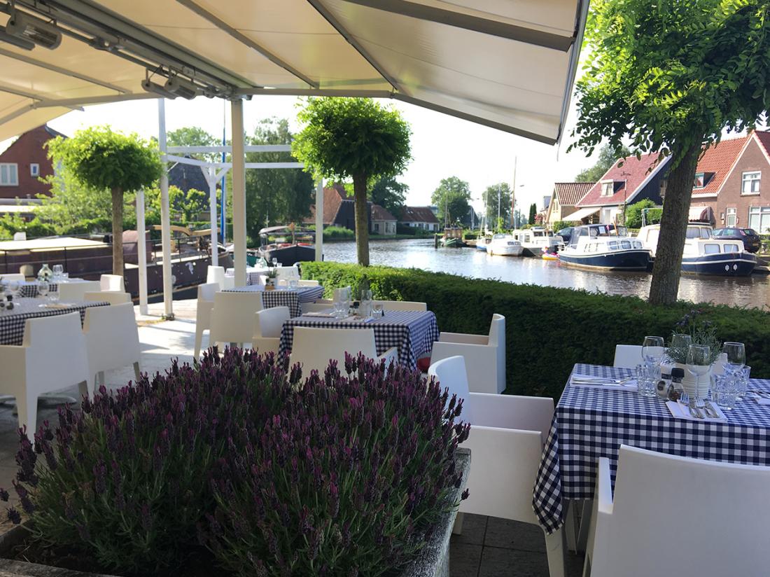 Hotelaanbieding t schippershuis friesland terras blokjes