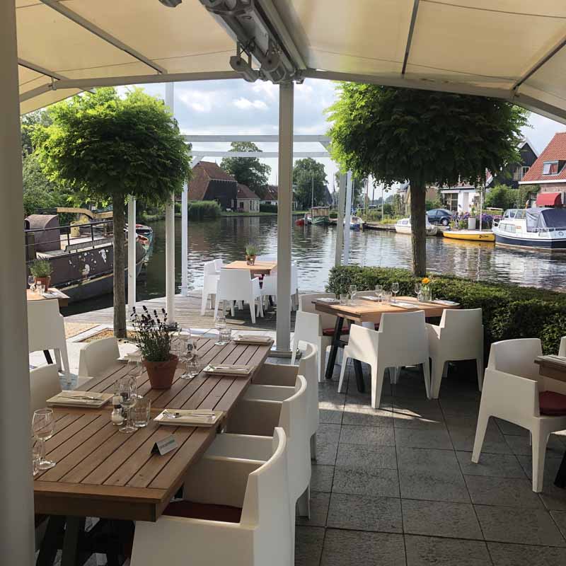 Lunchen op terras aan water weekendjeweg