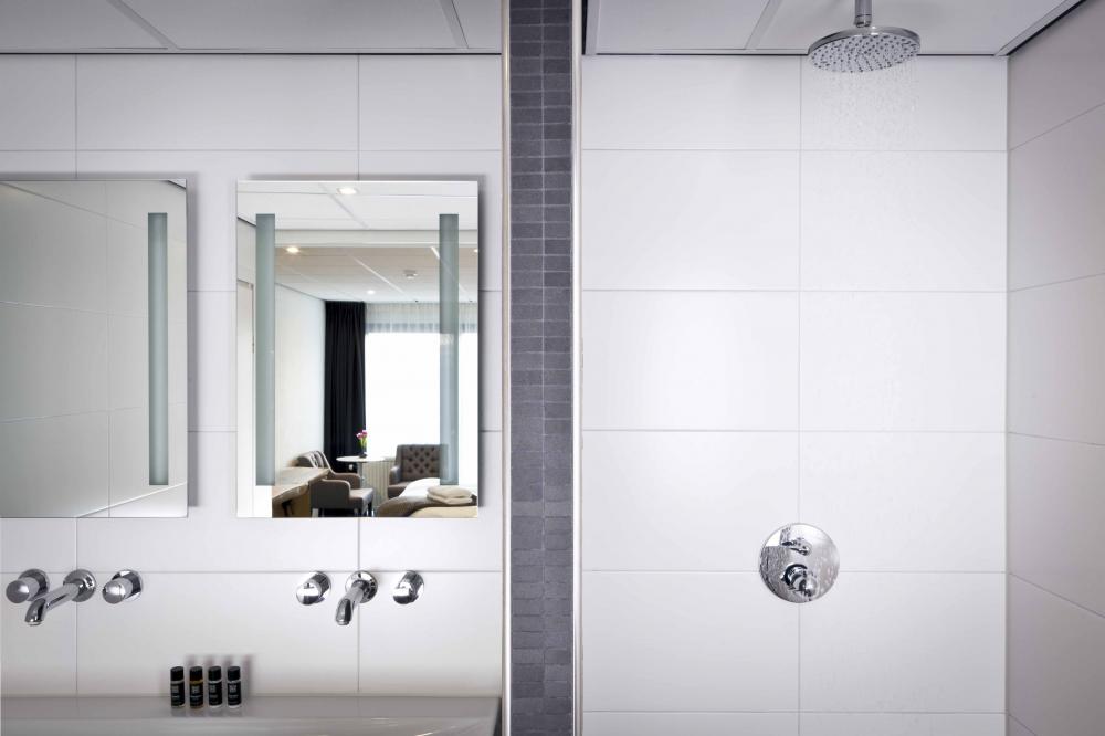 Hotelkamer badkamer hotelarrangement overnachten Texel