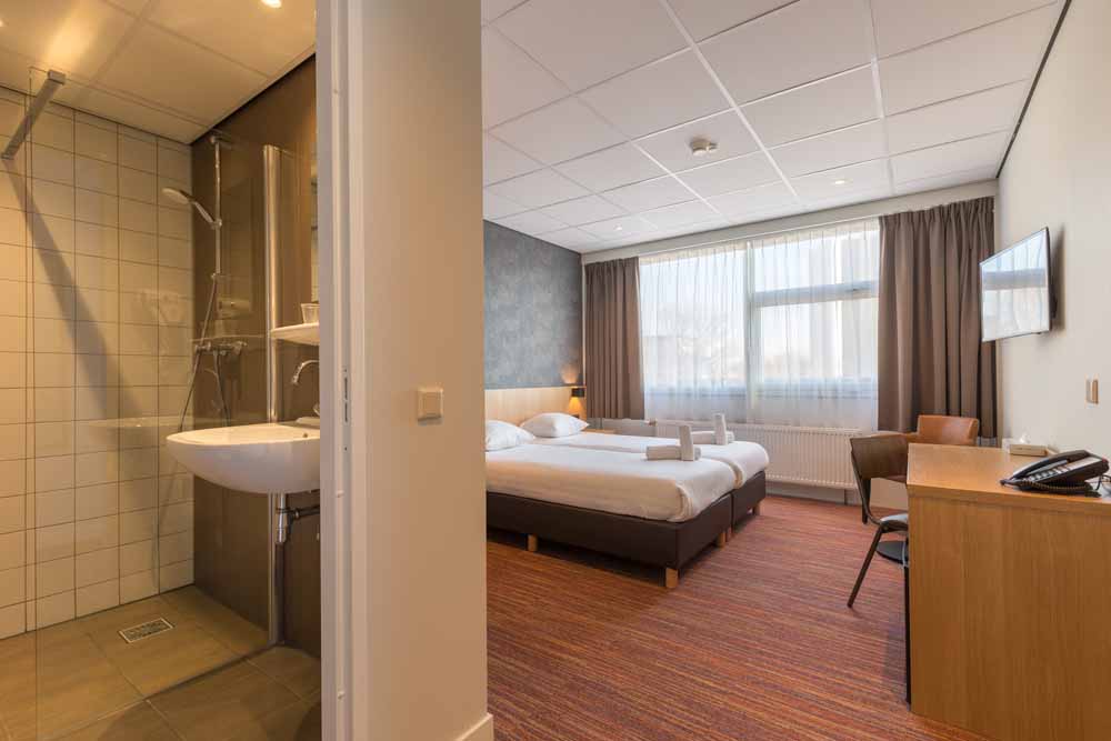 aanbieding hoofdstad hotel twinroom badkamer