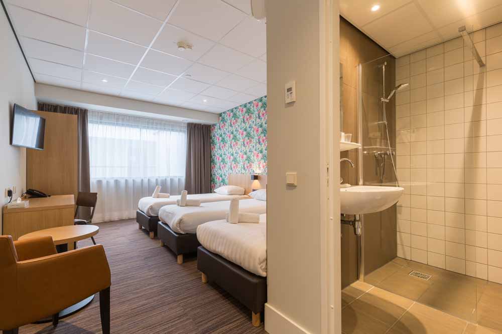 cityhotel amsterdam tripleroom badkamer