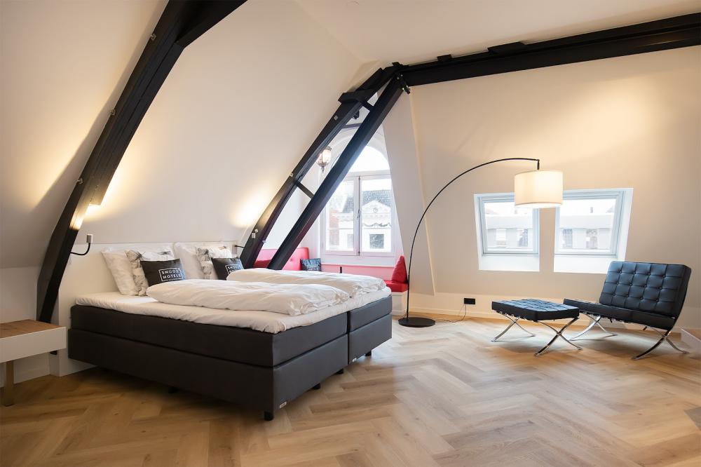 luxe torenkamer met citieview en pantry