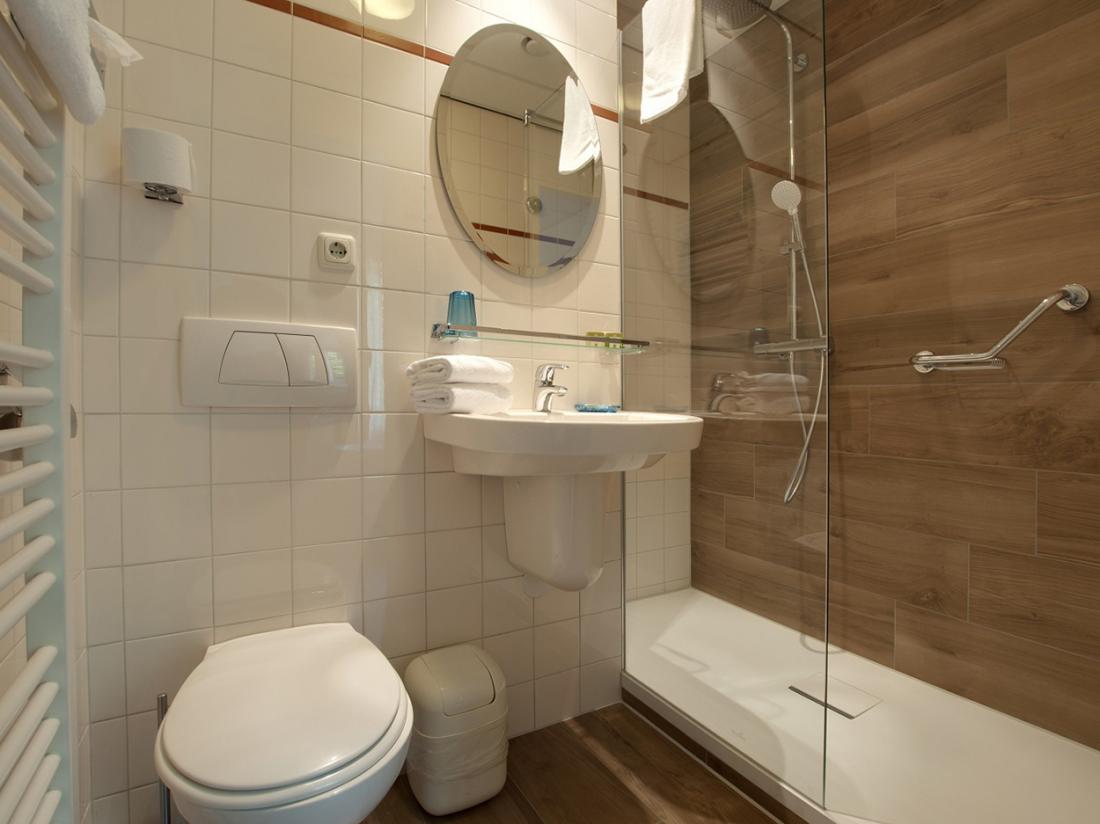 Badkamer royal en tuinzicht kamer
