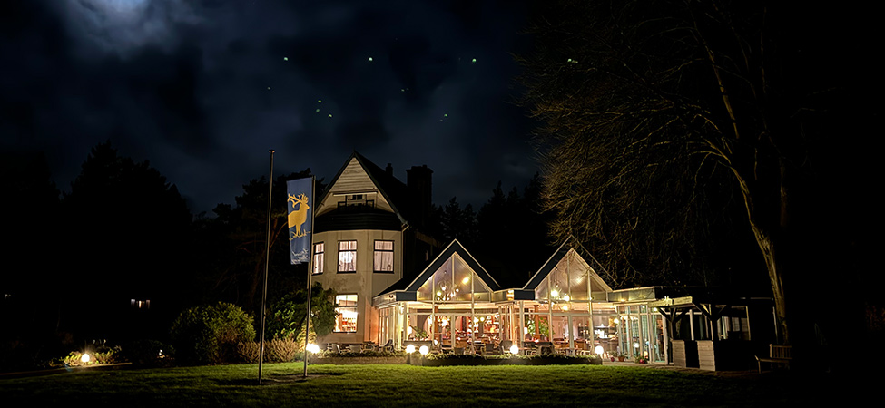 veluwe hotel stakenberg by night