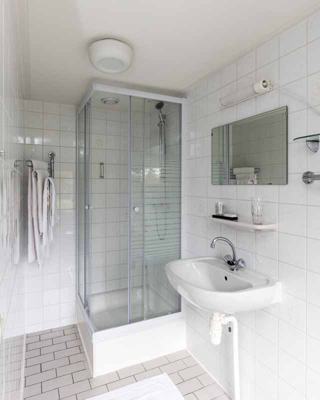 Overnachting Drenthe Herberg van anderen badkamer hotelkamer