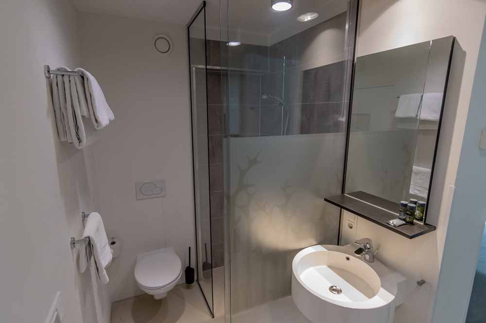 Hotelkamer badkamer overnachten landgoed Zonheuvel