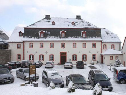 Schlosshotel Burghaus Kronenburg Eifel Parkeerplaats Sneeuw