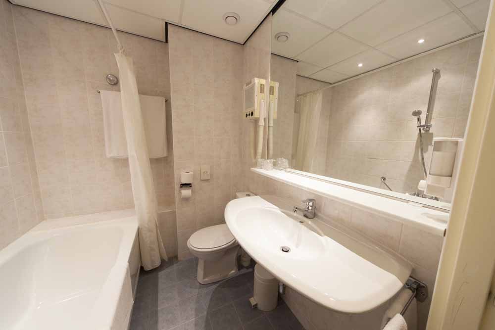 Hotelarrangement fletcher Sallandse Heuvelrug badkamer hotelkamer