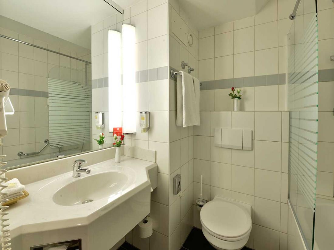 hotelaanbieding Michel Hotel Heppenheim badkamer