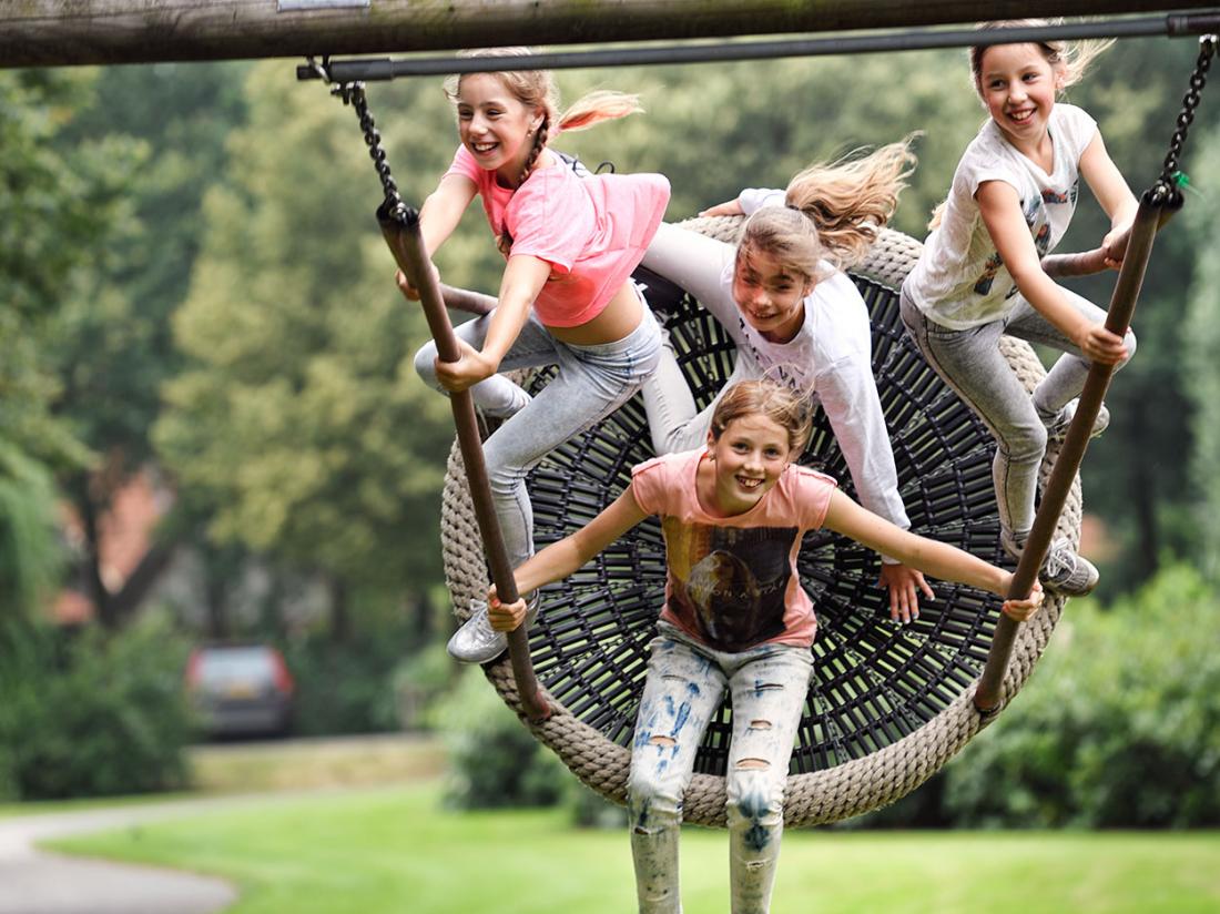 landgoed de holteweijde kinderen op schommel