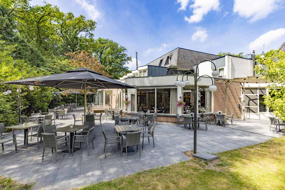 lunchen op terras in gelderland fletcher hotel restaurant de scheperskamp