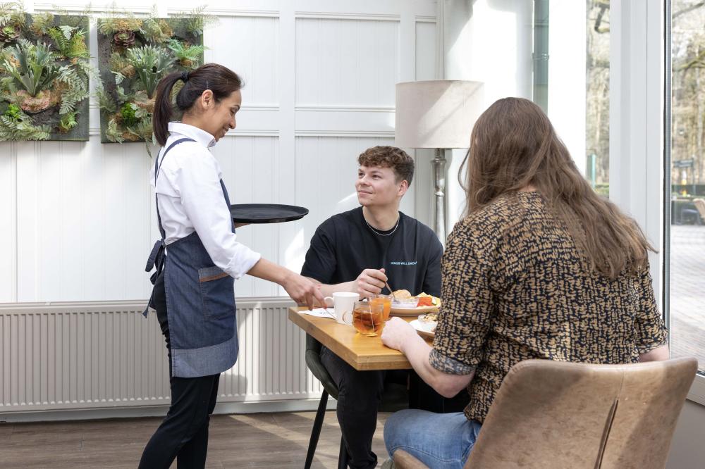 ontbijt serveerster hotel de hoeve van nunspeet