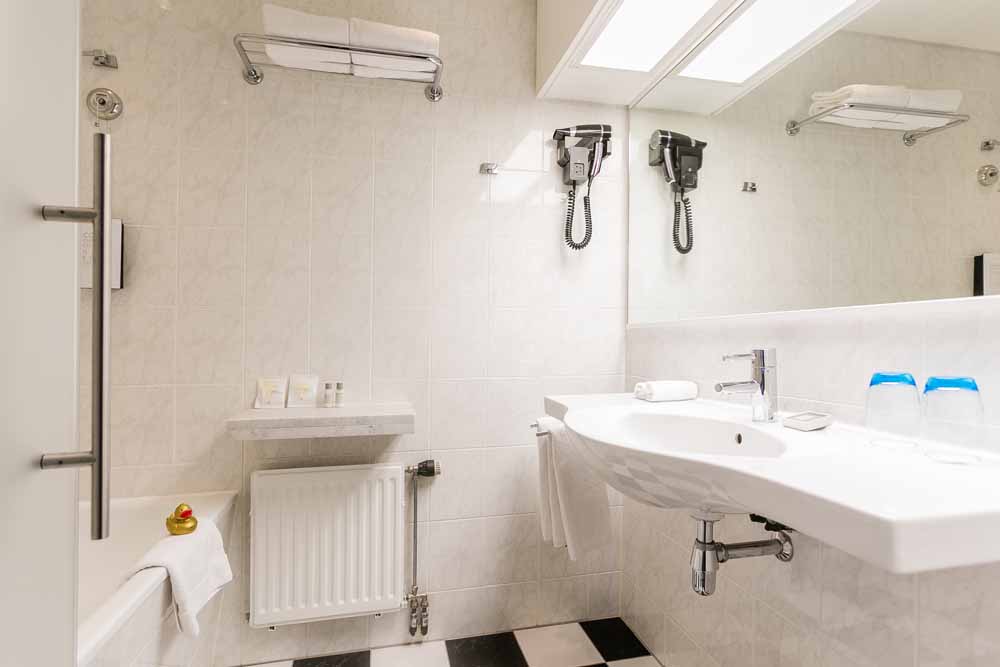 Tweepersoonskamer 7   badkamer 1