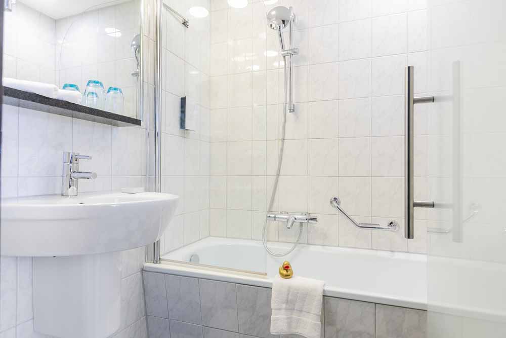 Small Queensize kamer 4   badkamer