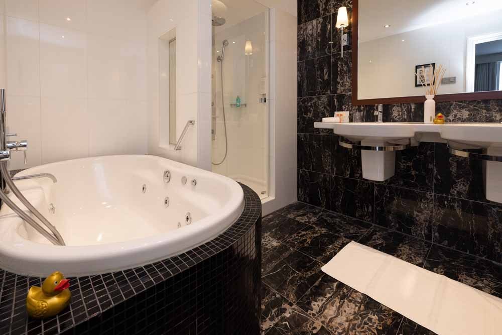 Duke Suite 12   badkamer