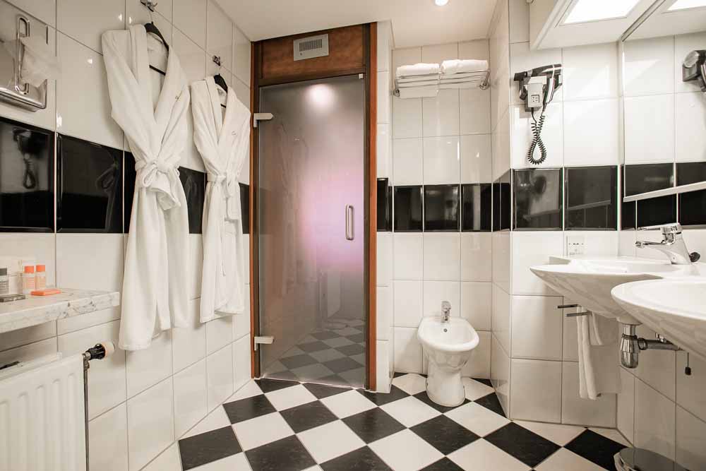 Hotel Central Den Bosch aanbieding Junior suite 6 badkamer