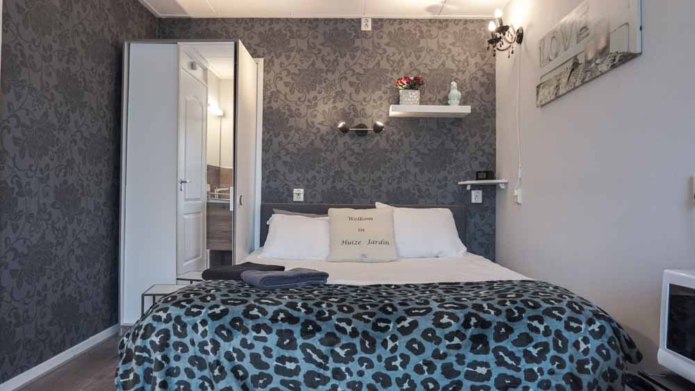 Tweepersoonskamer begane grond  gedeeld sanitair 